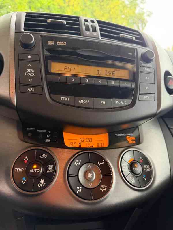 Toyota RAV 4 2,2D  nafta 4x4 110kw - foto 4