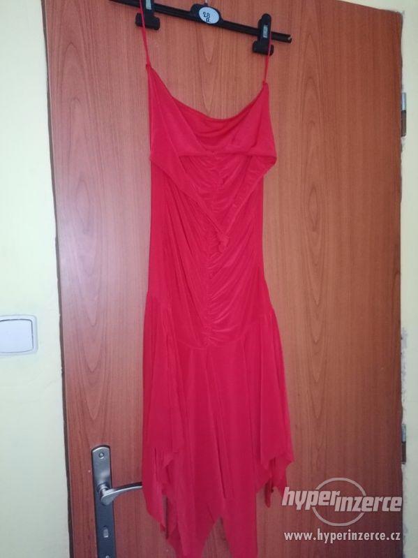 Červené cípaté šaty - foto 1