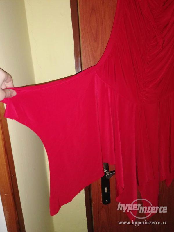 Červené cípaté šaty - foto 2