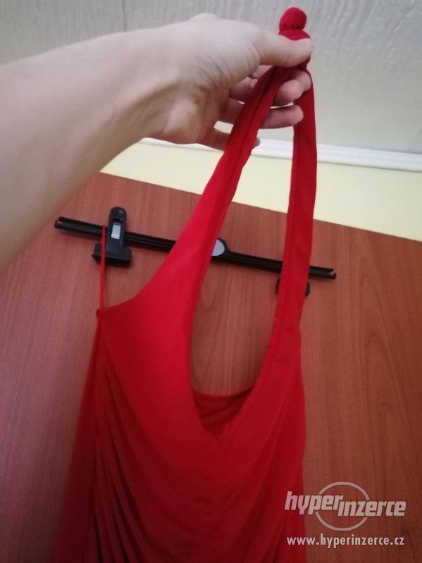Červené cípaté šaty - foto 3