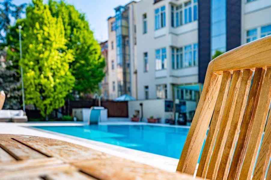 Luxusní byt 1+KK s terasou a bazénem na Vinohradech, ulice Italská, 41m2 - foto 8