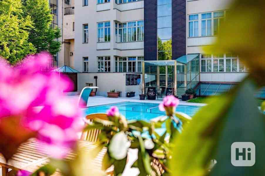 Luxusní byt 1+KK s terasou a bazénem na Vinohradech, ulice Italská, 41m2 - foto 7