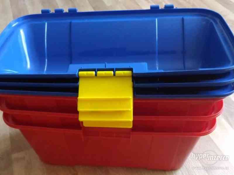 3 plastové barevné kufříky - foto 6