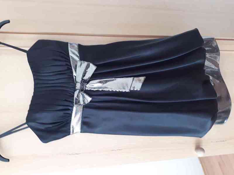 Kvalitní černé společenské šaty s třpytivými pruhy - foto 2