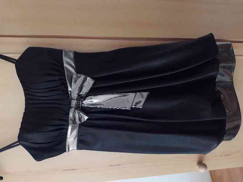 Kvalitní černé společenské šaty s třpytivými pruhy - foto 6