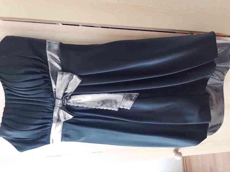 Kvalitní černé společenské šaty s třpytivými pruhy - foto 3