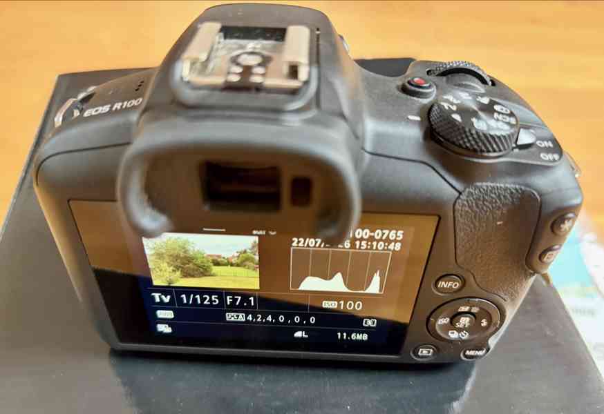 Canon EOS R100 + RF-S 18–45 mm IS STM, 900 snímků, 32GB SD - foto 3