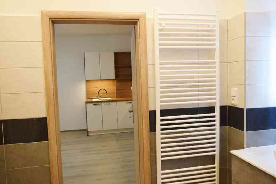 Pronájem luxusního bytu 2+1 na náměstí ve Dvoře Králové n.L. - foto 8