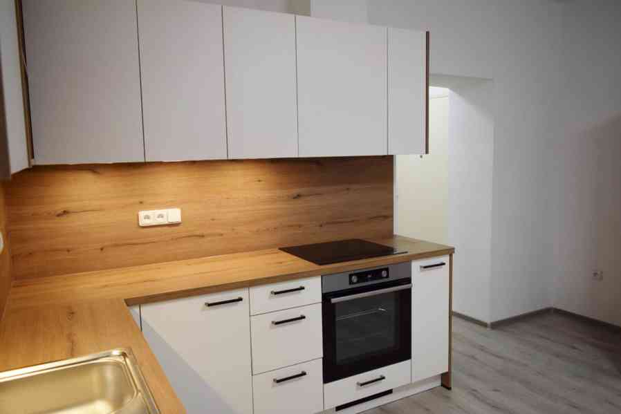 Pronájem luxusního bytu 2+1 na náměstí ve Dvoře Králové n.L. - foto 9