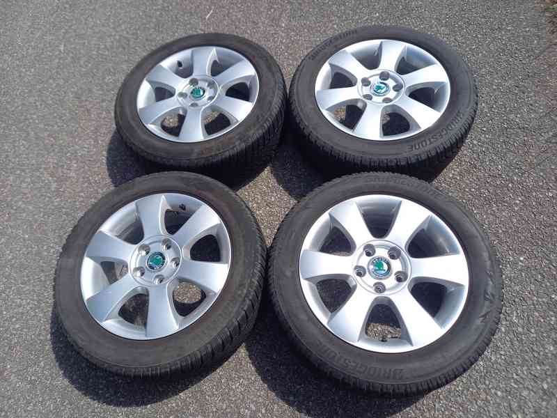 Zimní Alu kola Š. Octavia II 5x112 +Zánovní 205/55R16 - foto 1