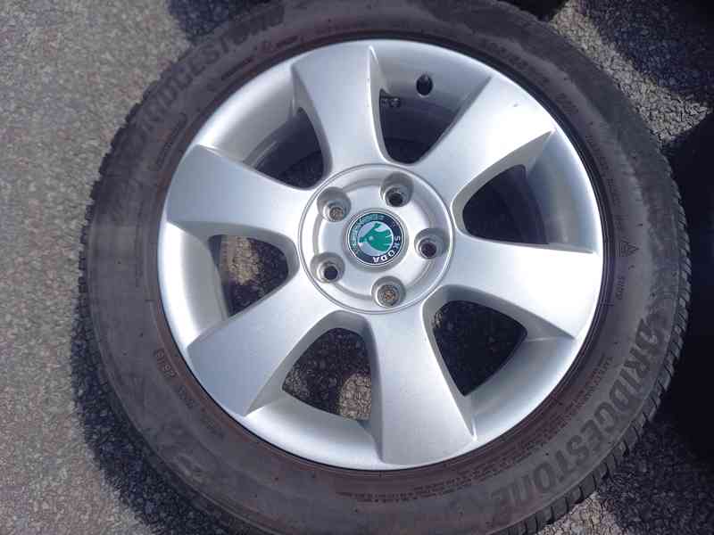 Zimní Alu kola Š. Octavia II 5x112 +Zánovní 205/55R16 - foto 4