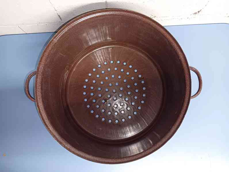Smaltovaný hrnec děrovaný hnědý - foto 2