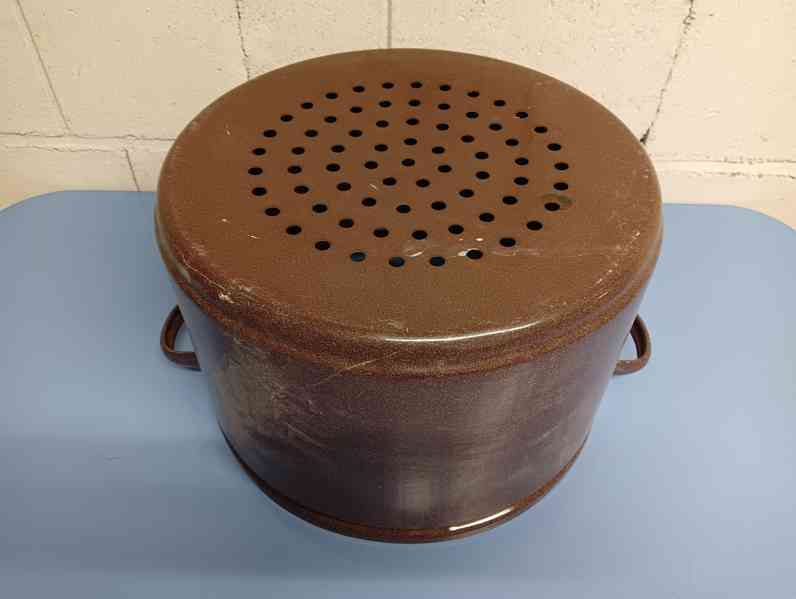 Smaltovaný hrnec děrovaný hnědý - foto 3