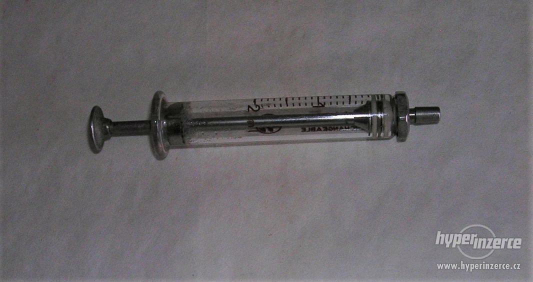 skleněná injekční stříkačka Chirana (Record?) - foto 2