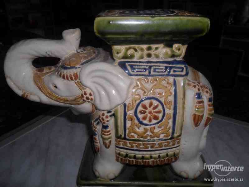 porcelánový slon - podstavec pod vázu nebo kytku - foto 1