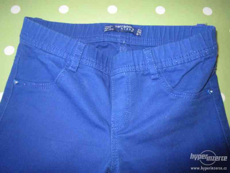Prodám modré kalhoty, velikost 116-122, zn. Terranova - foto 2