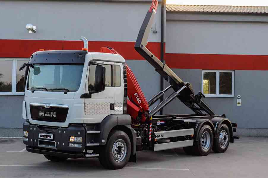MAN TGS 28.320 HÁKOVÝ NOSIČ KONTEJNERŮ + HYDRAULICKÁ RUKA - foto 80