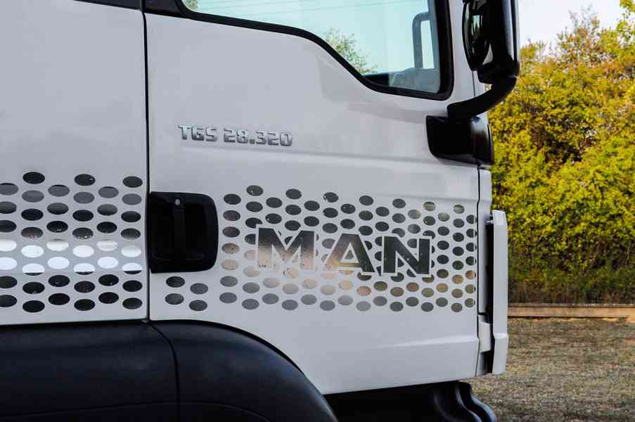 MAN TGS 28.320 HÁKOVÝ NOSIČ KONTEJNERŮ + HYDRAULICKÁ RUKA - foto 9