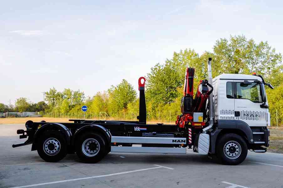 MAN TGS 28.320 HÁKOVÝ NOSIČ KONTEJNERŮ + HYDRAULICKÁ RUKA - foto 7