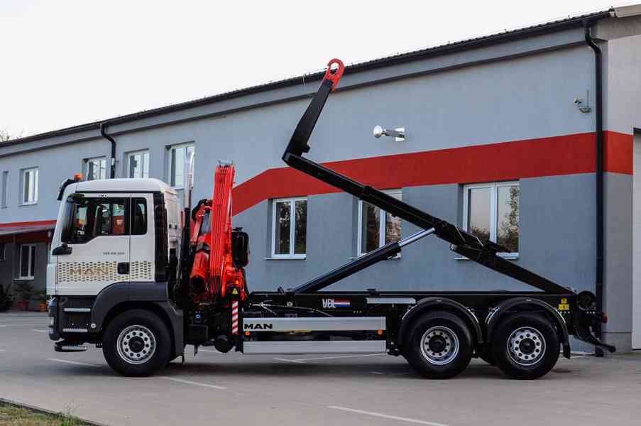 MAN TGS 28.320 HÁKOVÝ NOSIČ KONTEJNERŮ + HYDRAULICKÁ RUKA - foto 81