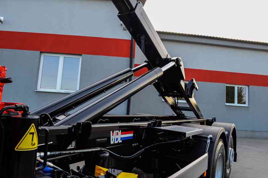 MAN TGS 28.320 HÁKOVÝ NOSIČ KONTEJNERŮ + HYDRAULICKÁ RUKA - foto 86