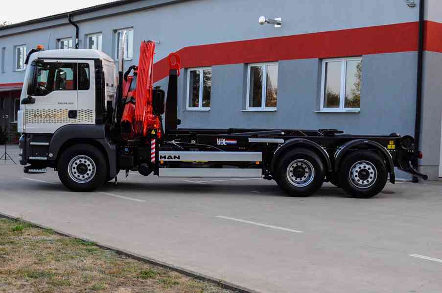 MAN TGS 28.320 HÁKOVÝ NOSIČ KONTEJNERŮ + HYDRAULICKÁ RUKA - foto 77