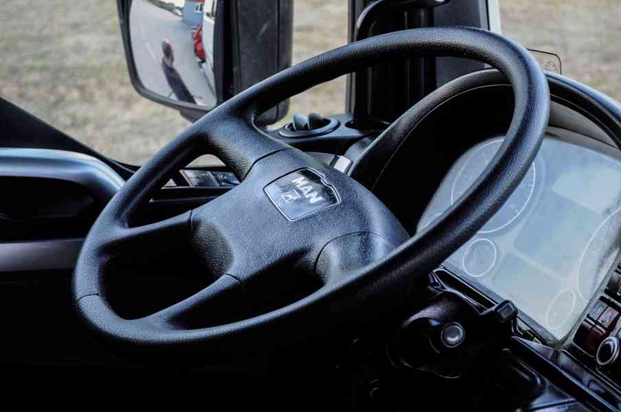 MAN TGS 28.320 HÁKOVÝ NOSIČ KONTEJNERŮ + HYDRAULICKÁ RUKA - foto 53
