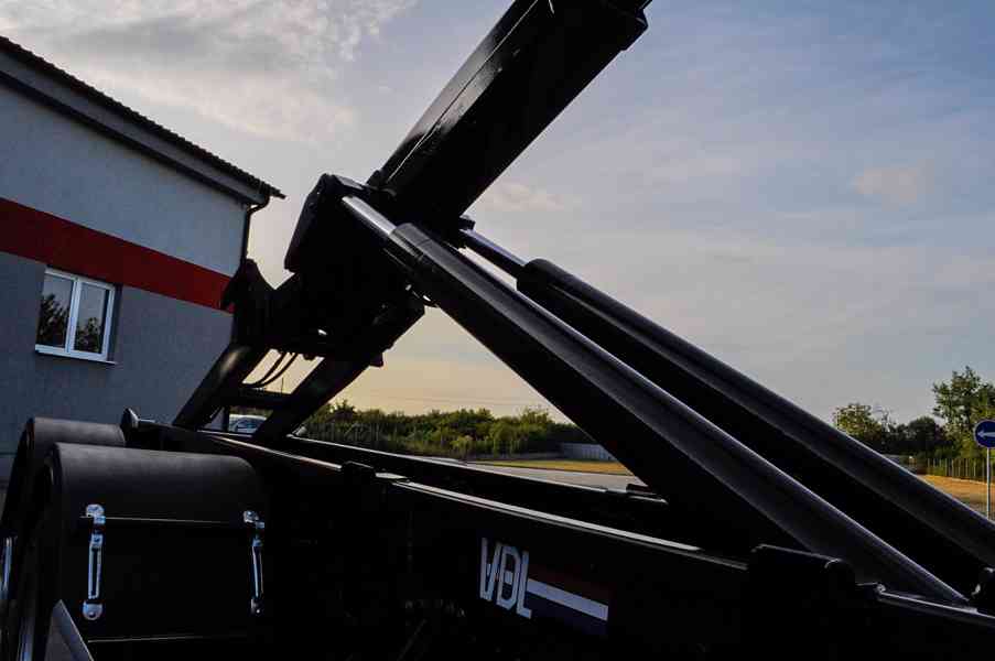 MAN TGS 28.320 HÁKOVÝ NOSIČ KONTEJNERŮ + HYDRAULICKÁ RUKA - foto 85