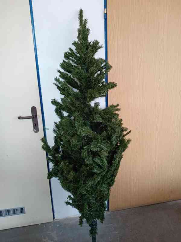 vánoční stromeček umělý  + stojánek - foto 1