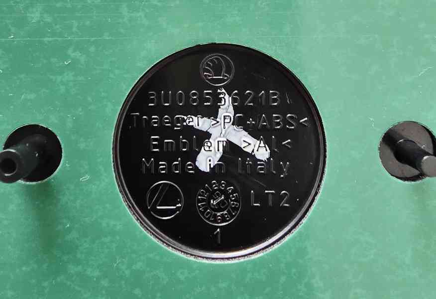 Přední ORIGINÁL znak ROOMSTER Škoda 3U0853621B - foto 3