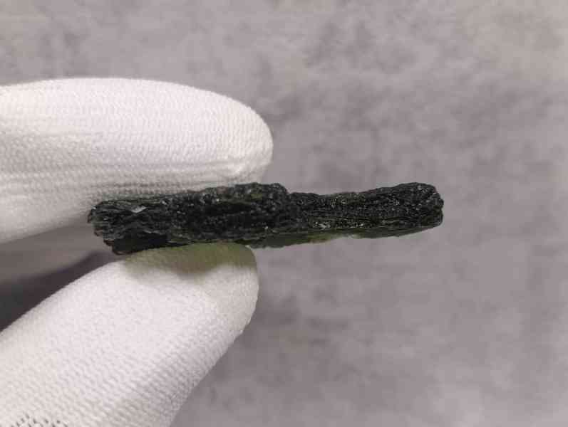 Krásný velký Vltavin z Chlumu, 14,36 gramu, ve stojánku - foto 12