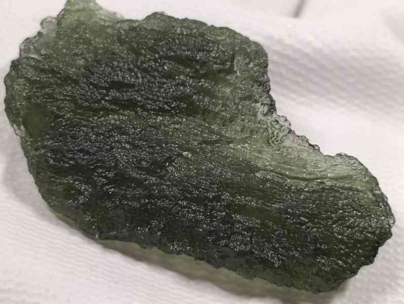 Krásný velký Vltavin z Chlumu, 14,36 gramu, ve stojánku - foto 18