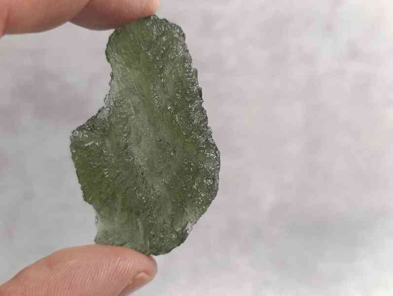 Krásný velký Vltavin z Chlumu, 14,36 gramu, ve stojánku - foto 7