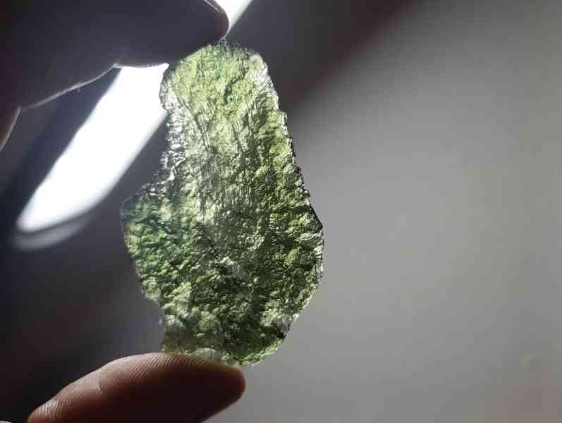 Krásný velký Vltavin z Chlumu, 14,36 gramu, ve stojánku - foto 5