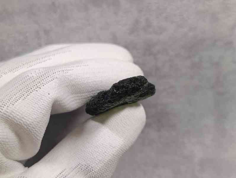 Krásný velký Vltavin z Chlumu, 14,36 gramu, ve stojánku - foto 14