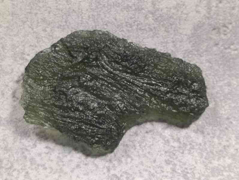 Krásný velký Vltavin z Chlumu, 14,36 gramu, ve stojánku - foto 10