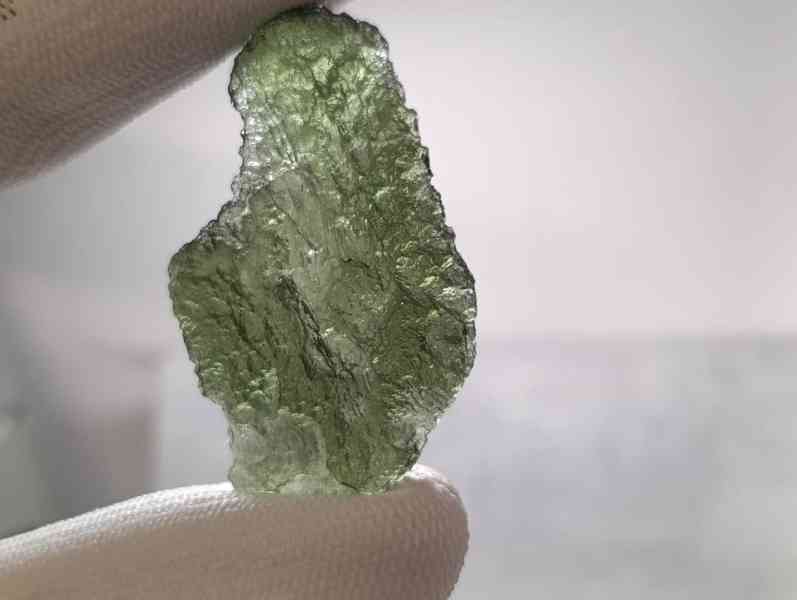 Krásný velký Vltavin z Chlumu, 14,36 gramu, ve stojánku - foto 8