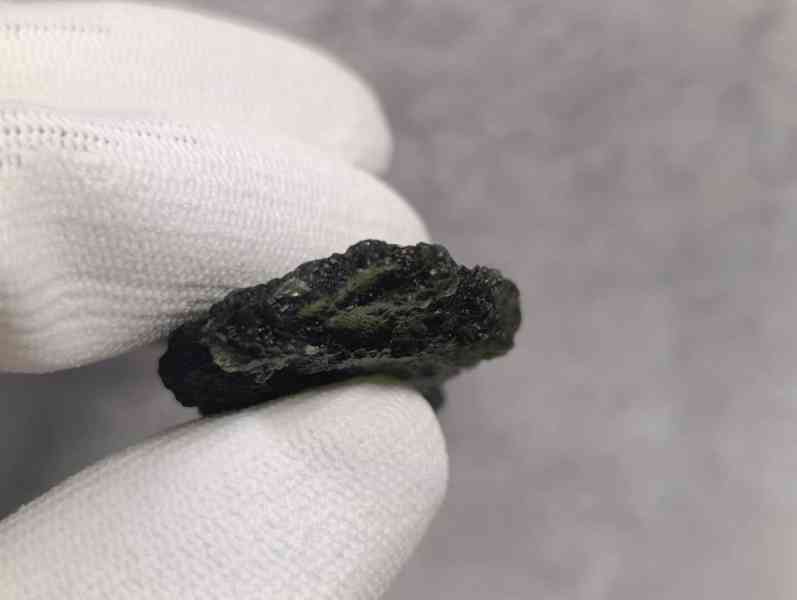 Krásný velký Vltavin z Chlumu, 14,36 gramu, ve stojánku - foto 13