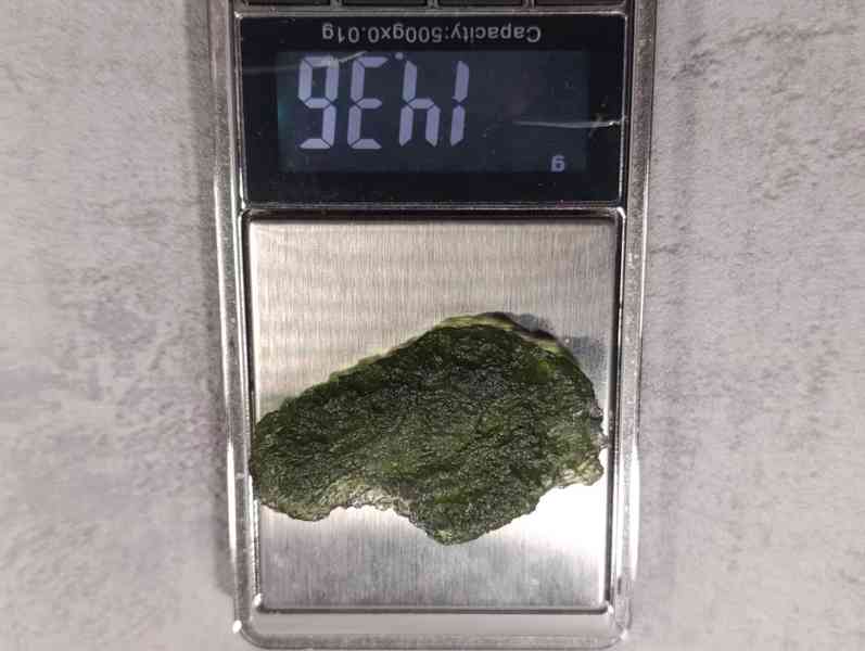 Krásný velký Vltavin z Chlumu, 14,36 gramu, ve stojánku - foto 20