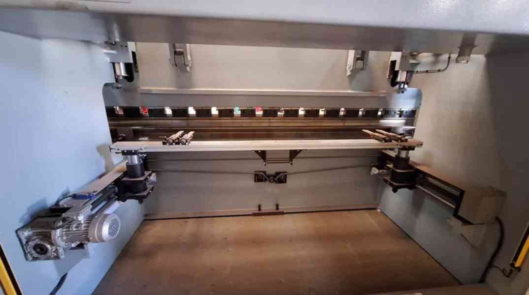 Hydraulický ohraňovací lis 160 t, 3200 mm , PCN3160 CNC - foto 4