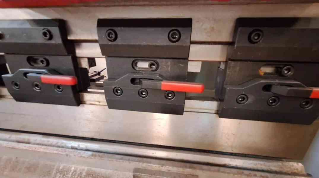 Hydraulický ohraňovací lis 160 t, 3200 mm , PCN3160 CNC - foto 3