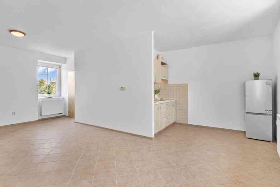 Pronájem slunného bytu 1+kk v cihlovém domě, 35 m2, Kosmonos - foto 3