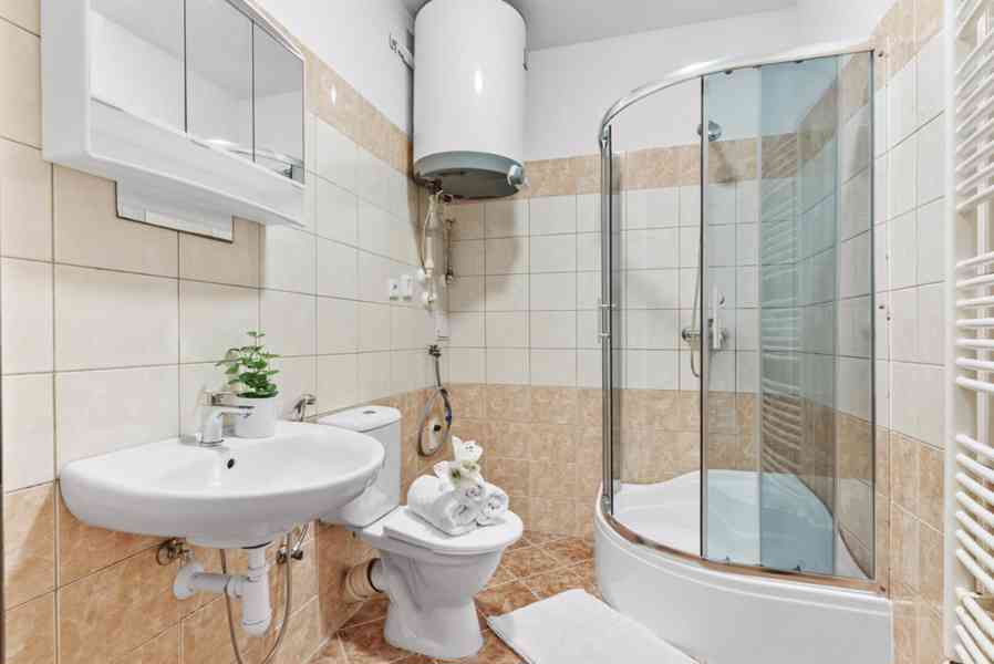 Pronájem slunného bytu 1+kk v cihlovém domě, 35 m2, Kosmonos - foto 7