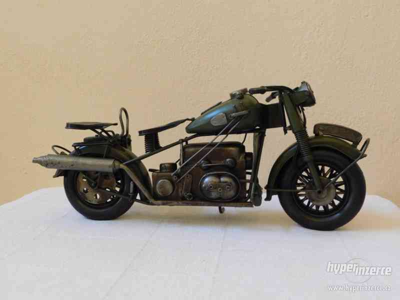 Kovový model vojenské válečné motorky - foto 1
