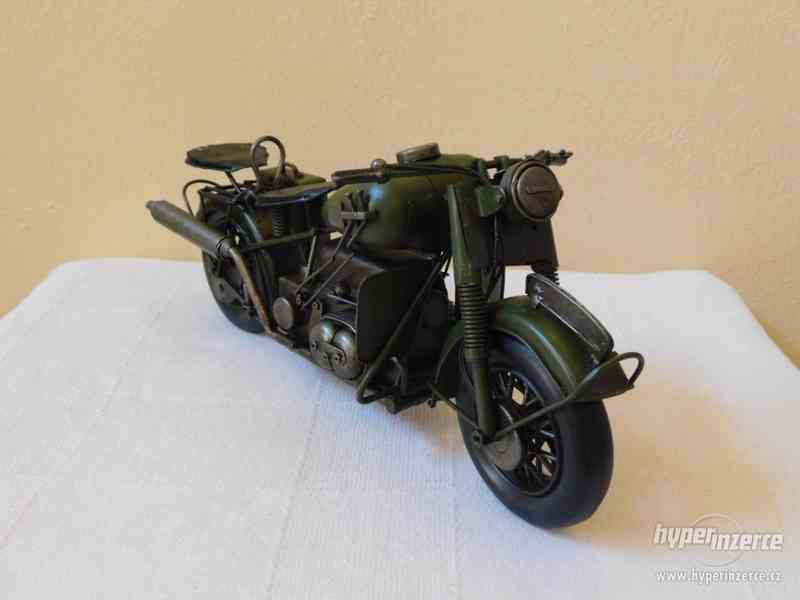 Kovový model vojenské válečné motorky - foto 3
