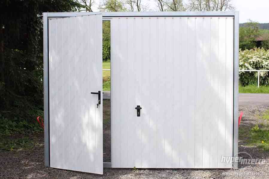 Výklopná garážová vrata zateplená 2600 mm x 2100 mm s dvířky - foto 1