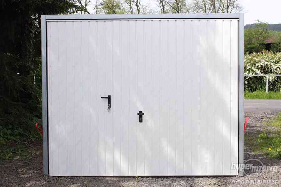 Výklopná garážová vrata zateplená 2600 mm x 2100 mm s dvířky - foto 2