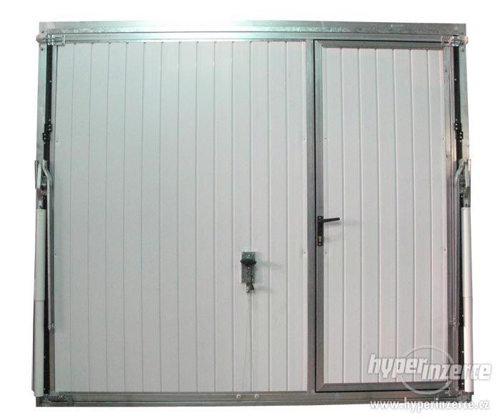 Výklopná garážová vrata zateplená 2600 mm x 2100 mm s dvířky - foto 3