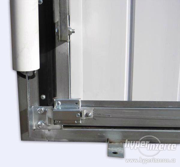 Výklopná garážová vrata zateplená 2600 mm x 2100 mm s dvířky - foto 4