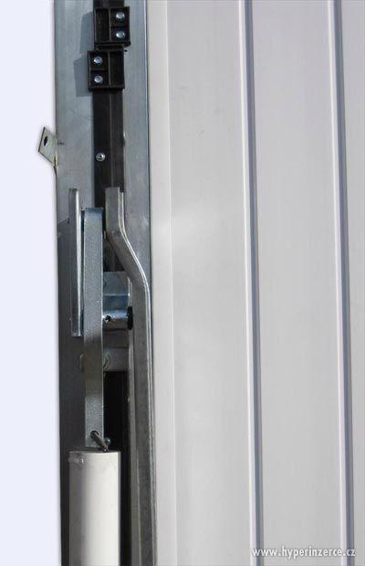 Výklopná garážová vrata zateplená 2600 mm x 2100 mm s dvířky - foto 5